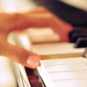 美女全身赤裸被塞汗强奸
