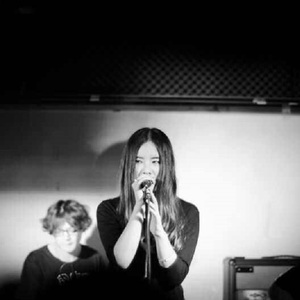 美女全身赤裸被塞汗强奸
